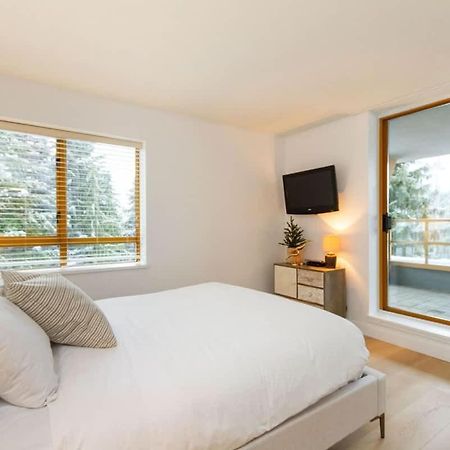 Renovated 2Bed-2Bath In Village With Pool, Hot Tub, And Sauna Whistler Exterior photo