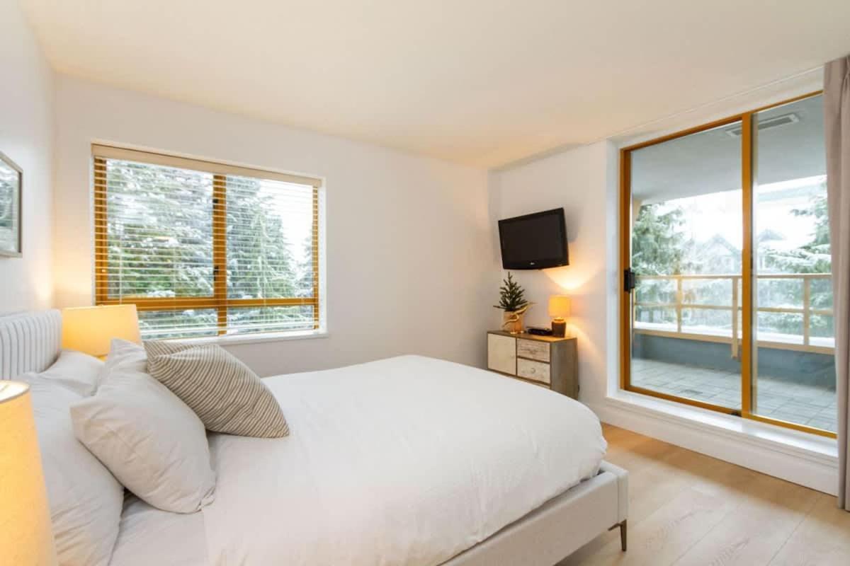 Renovated 2Bed-2Bath In Village With Pool, Hot Tub, And Sauna Whistler Exterior photo